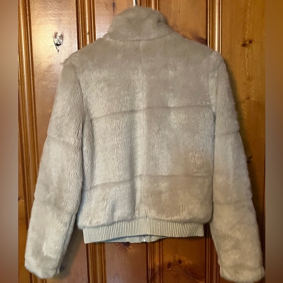 Size Small Coffee Shop New York Faux Fur Coat Lined inside Color Beige - Picture 2 of 14